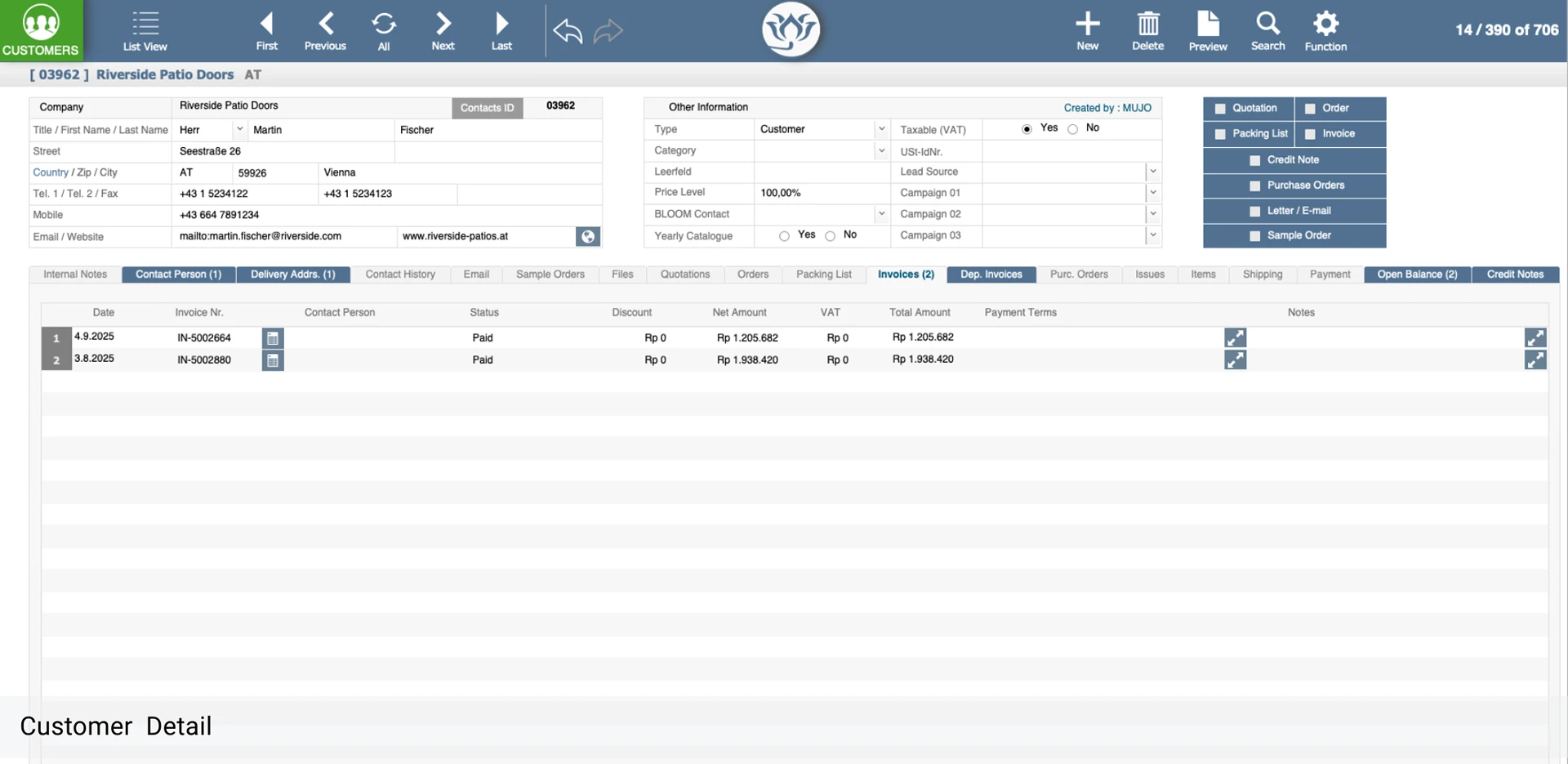 BLOOM customer detail screen with contact data and a list of invoices